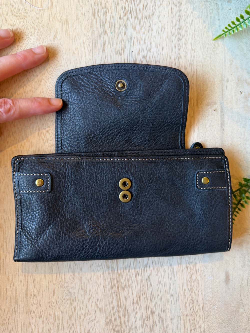 FOSSIL brand black washed leather tab wallet Never Used, vintage brass studs - Picture 3 of 7